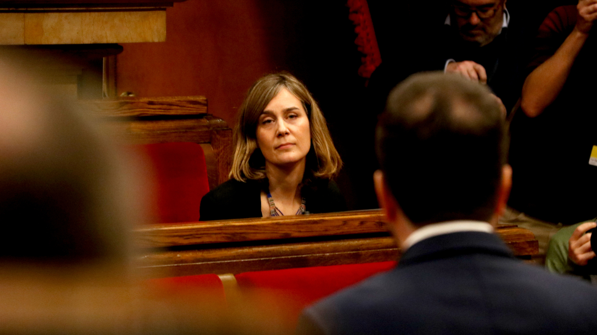 Jéssica Albiach, de En Comú Podem, escucha la respuesta del presidente del Govern, Pere Aragonès.