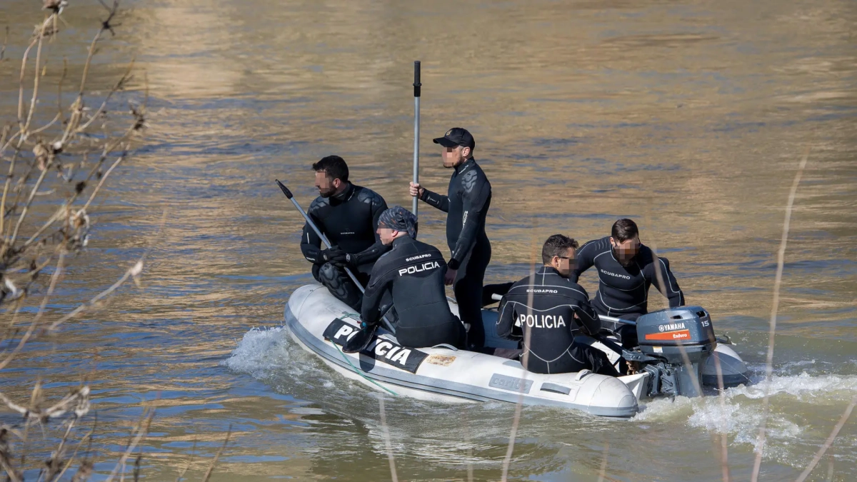 Fotografia de l'operatiu de recerca del jove desaparegut Javier Márquez aquest dimecres, al riu Ebre al seu pas per Logronyo.