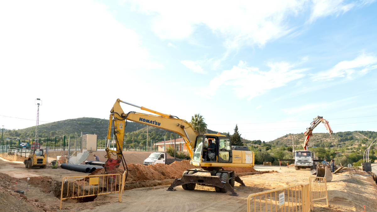 Màquines treballant a la futura àrea d'autocaravanes del Perelló.