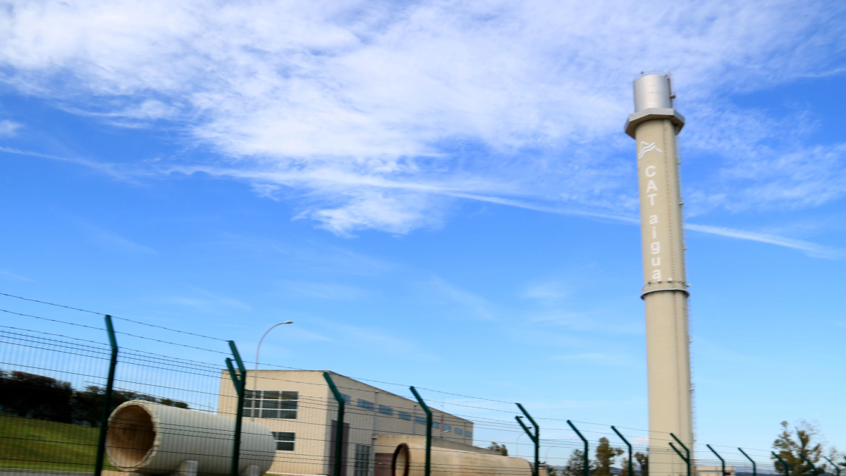 Imatge de la torre del Consorci d'Aigües de Tarragona a l'ETAP de l'Ampolla