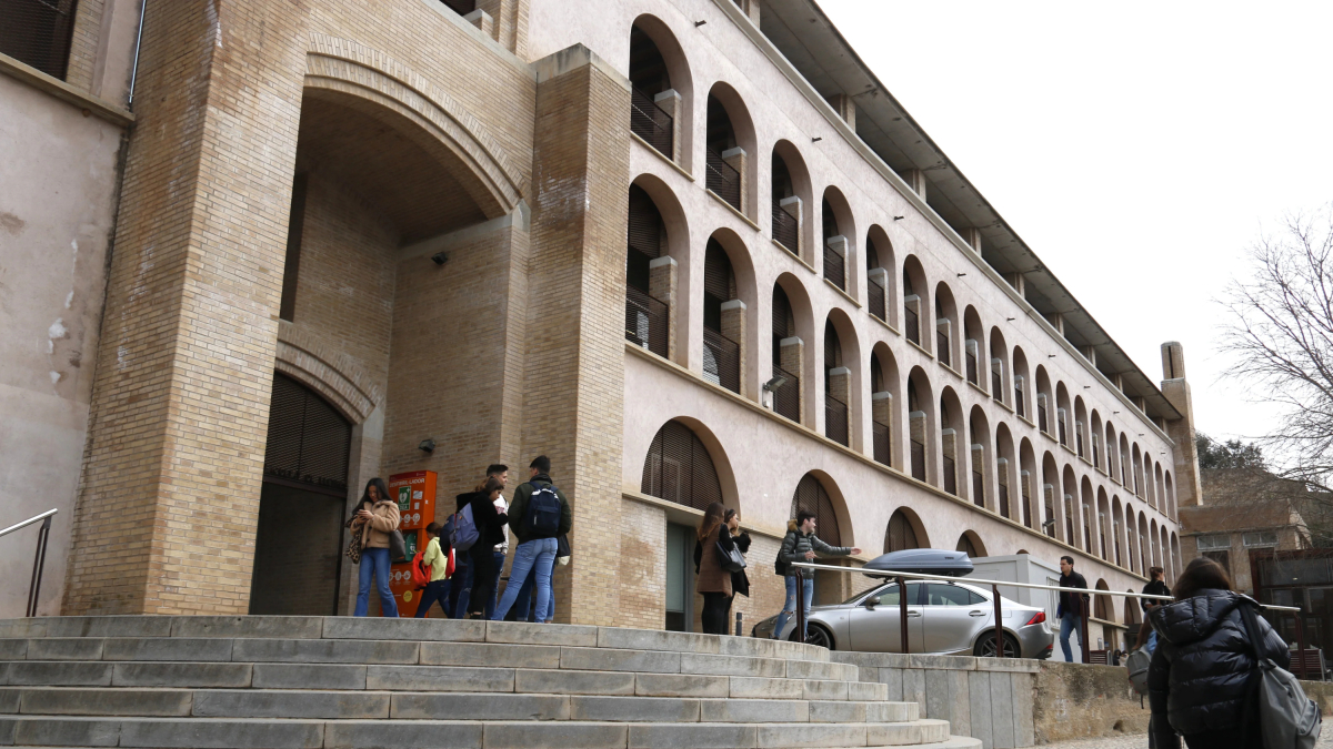 La porta de la Facultat de Lletres de la UdG