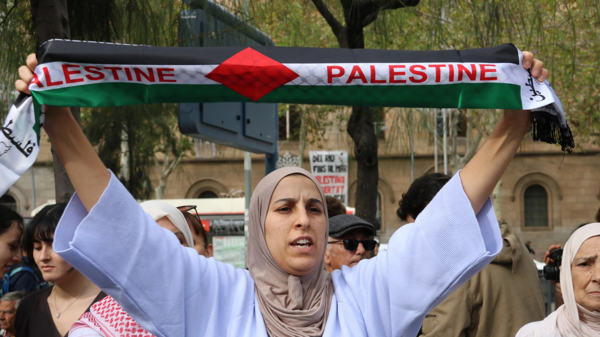 Una dona alçant la bandera de Palestina, durant la manifestació.