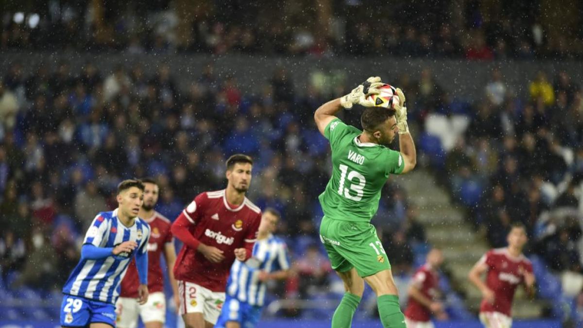 Alberto Varo, un dels millors jugadors del partit de la primera volta, atrapant una pilota a Riazor.
