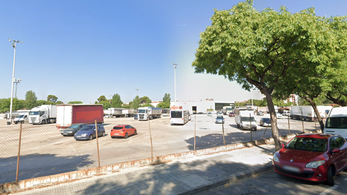 Imatge del pàrquing de camions ed l'avinguda Sant Bernat Calvó.