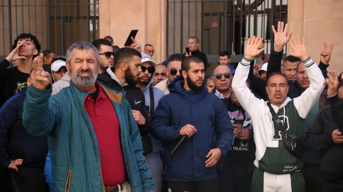 Imagen de los manifestantes protestando delante de la Audiencia de Tarragona por denunicar la muerte de un hombre el domingo pasado en el barrio de Campclar