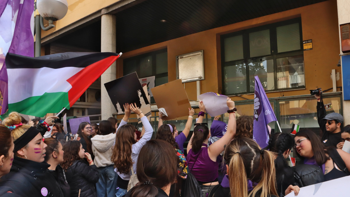 Un grupo de manifestantes delante la sede de Vox