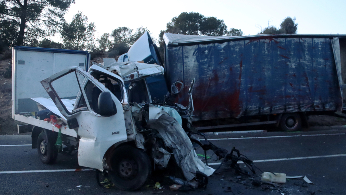 La furgoneta i el camió que han xocat aquest divendres a la tarda a la C-51 a Alió.