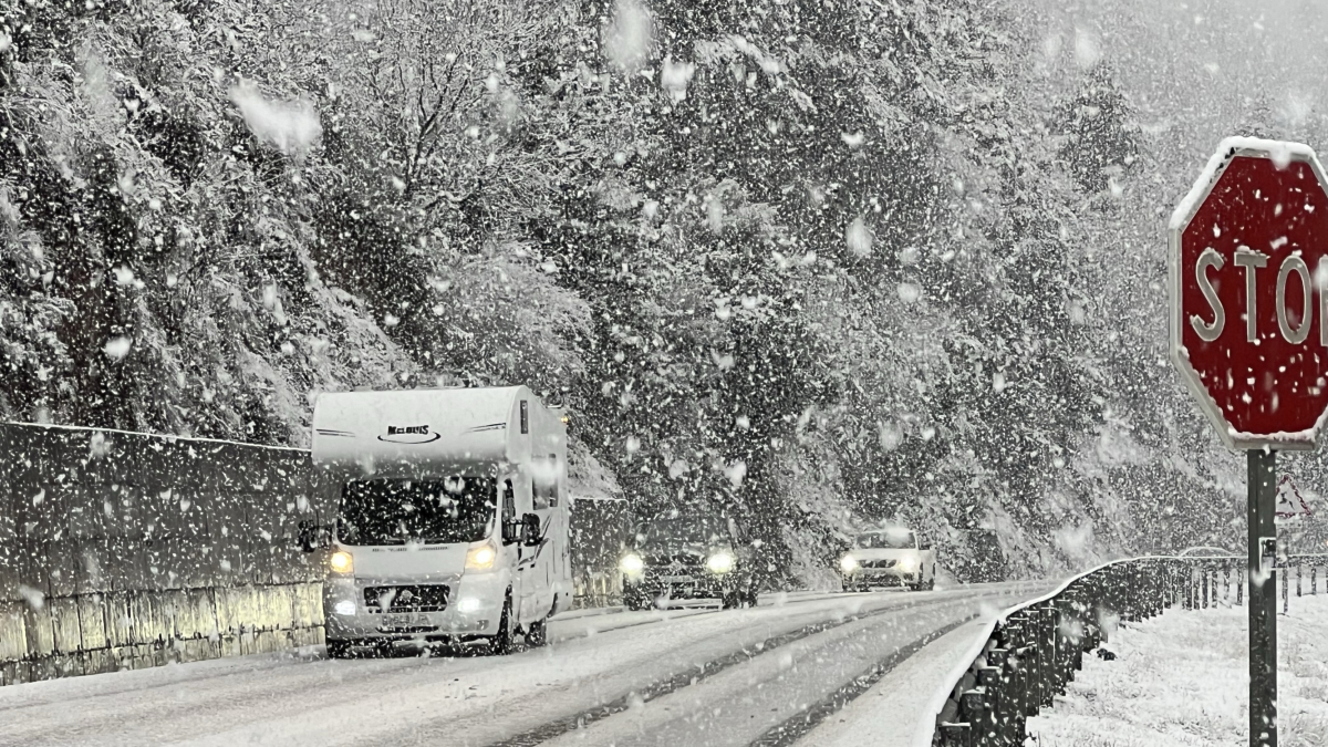 Els cotxes circulen sota una nevada intensa a la C-14, entre Organyà i el Pla de Sant Tirs.