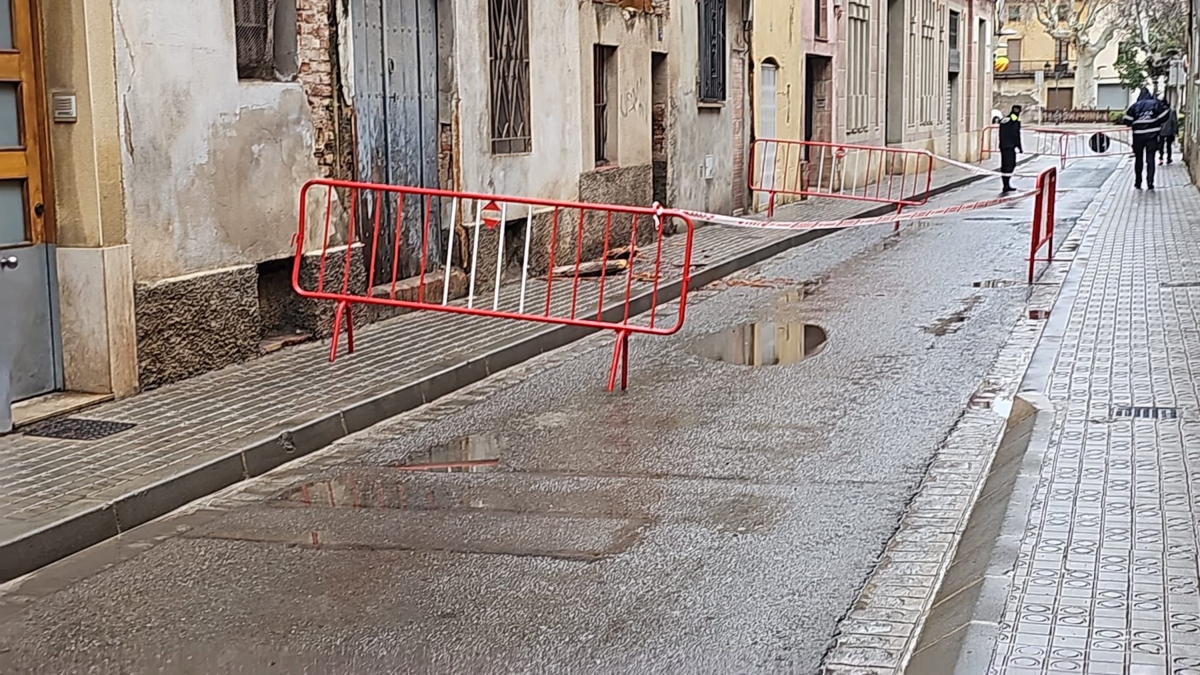 A causa de la caiguda de bigues al carrer Muralla de Valls, s'ha tallat el trànsit tant al carrer Muralla del Carme com el carrer Sant Francesc.