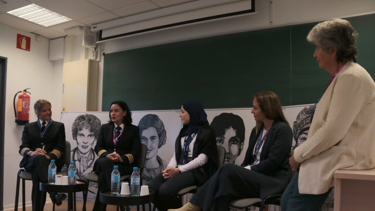 D'esquerra a dreta, la comandant María del Mar Alguacil, la pilot Alícia Navarro, l'estudiant Manal Sefiani, l'instructora de vol Patricia Sanz i la pilot Bettina Kadner durant la jornada celebrada al CESDA sobre aviació i dones.