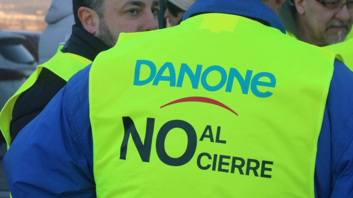 Detalle del chaleco de un trabajador de Danone contra el cierre de la fábrica de Parets del Vallès.