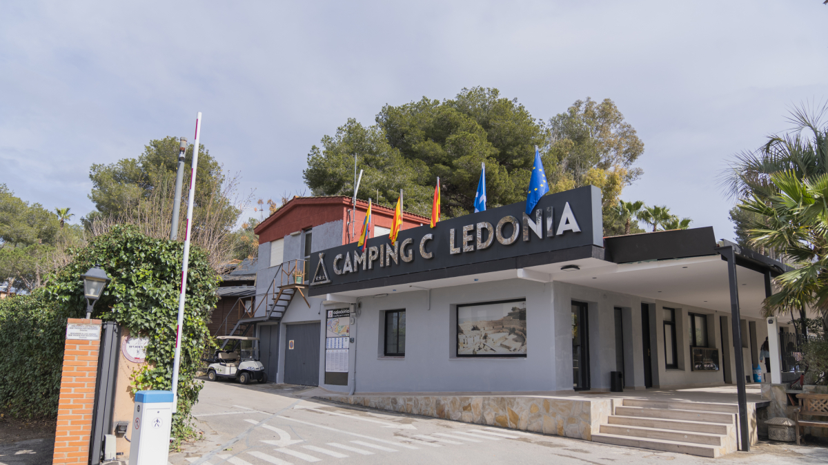 El camping Caledonia, ubicado en Tamarit, recibió en 1983 la licencia municipal de utilización y ocupación del camping.