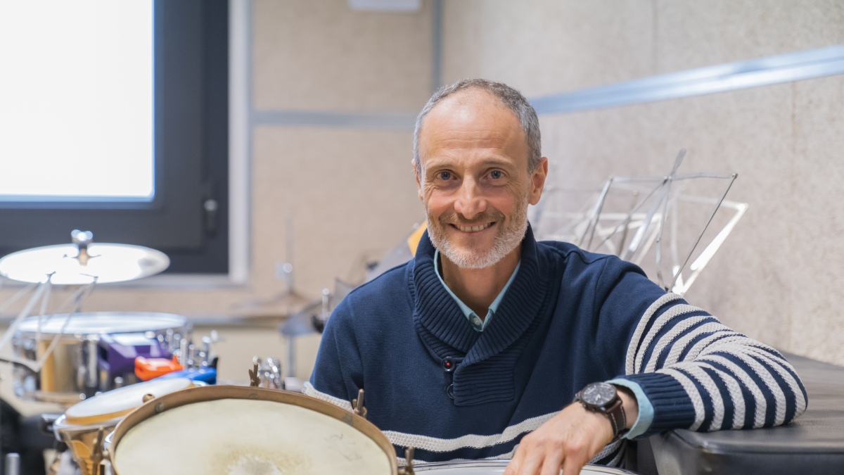 El director de la Escuela Municipal de Música, Alexis Lanza, en la sala de percusión del equipamiento.