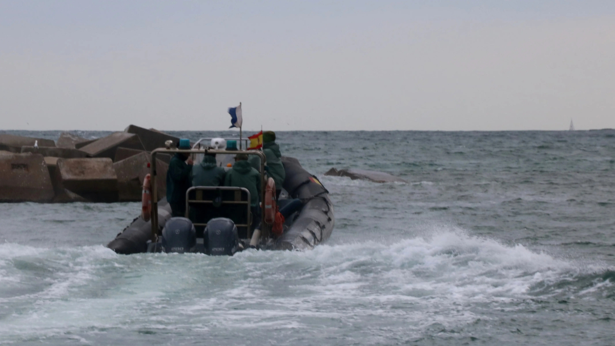 Embarcación de la Guardia Civil durante el dispositivo de búsqueda de un bañista en Barcelona.