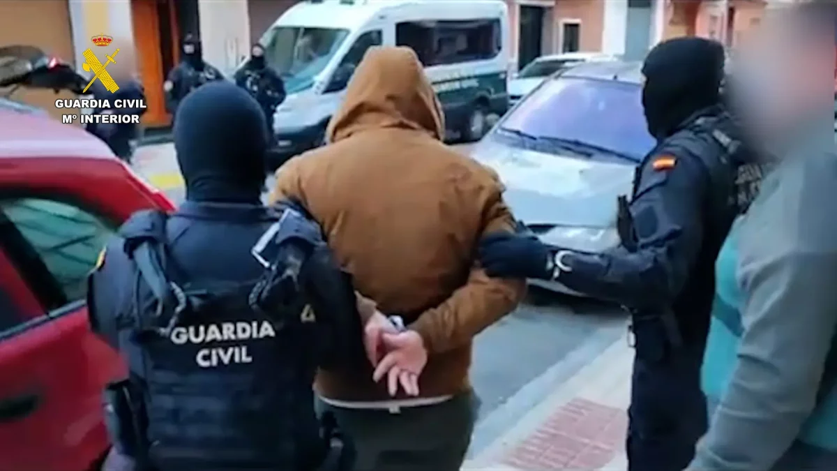 Uno de los arrestados en el operativo de la Guardia Civil.