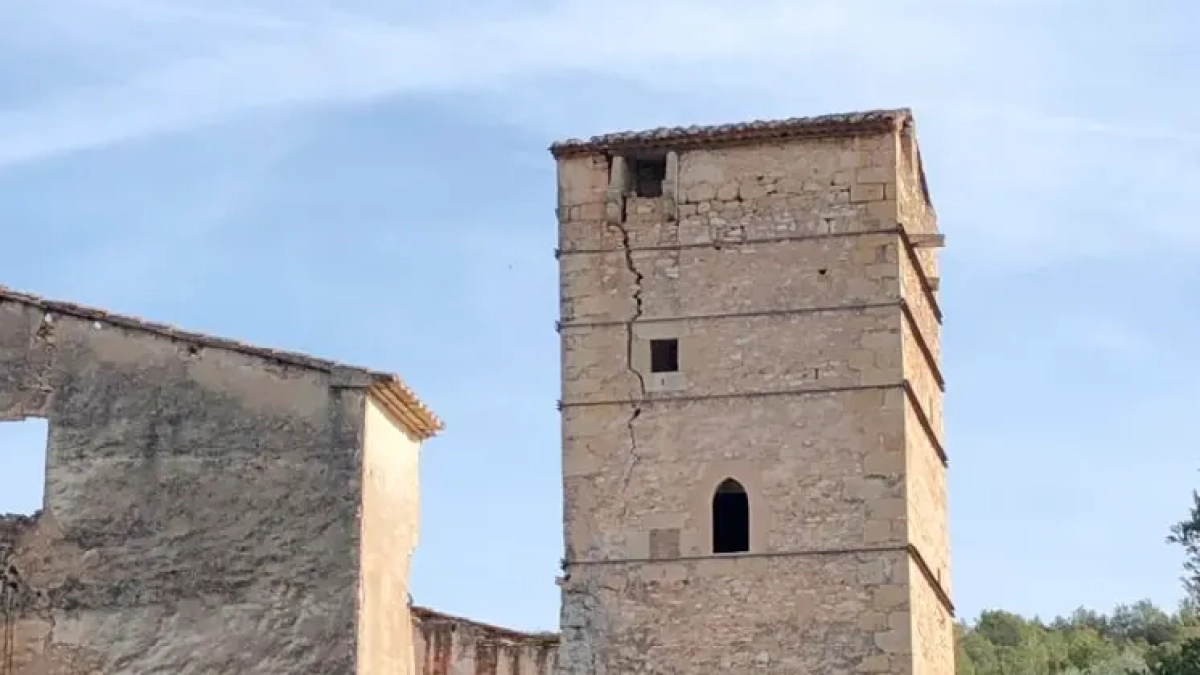 Grietas en la fachada de la torre del Mas del Cusidó de Tarragona.
