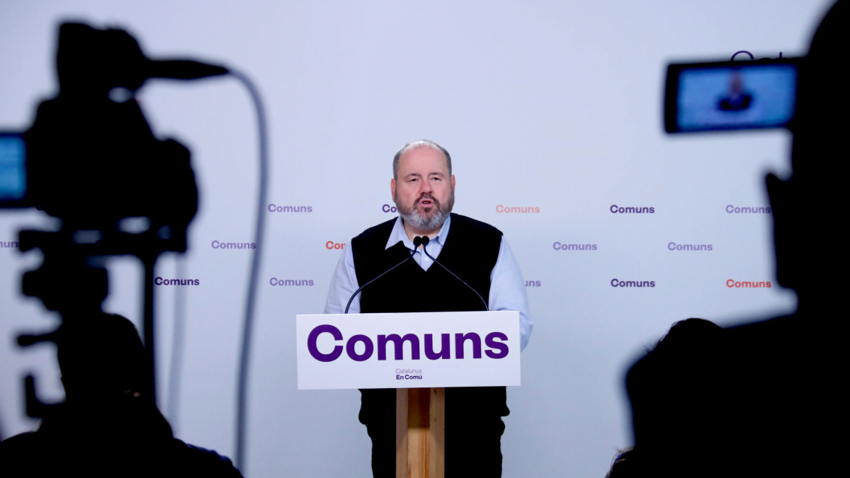 El portavoz de los comunes, Joan Mena, atiende los medios en rueda de prensa.