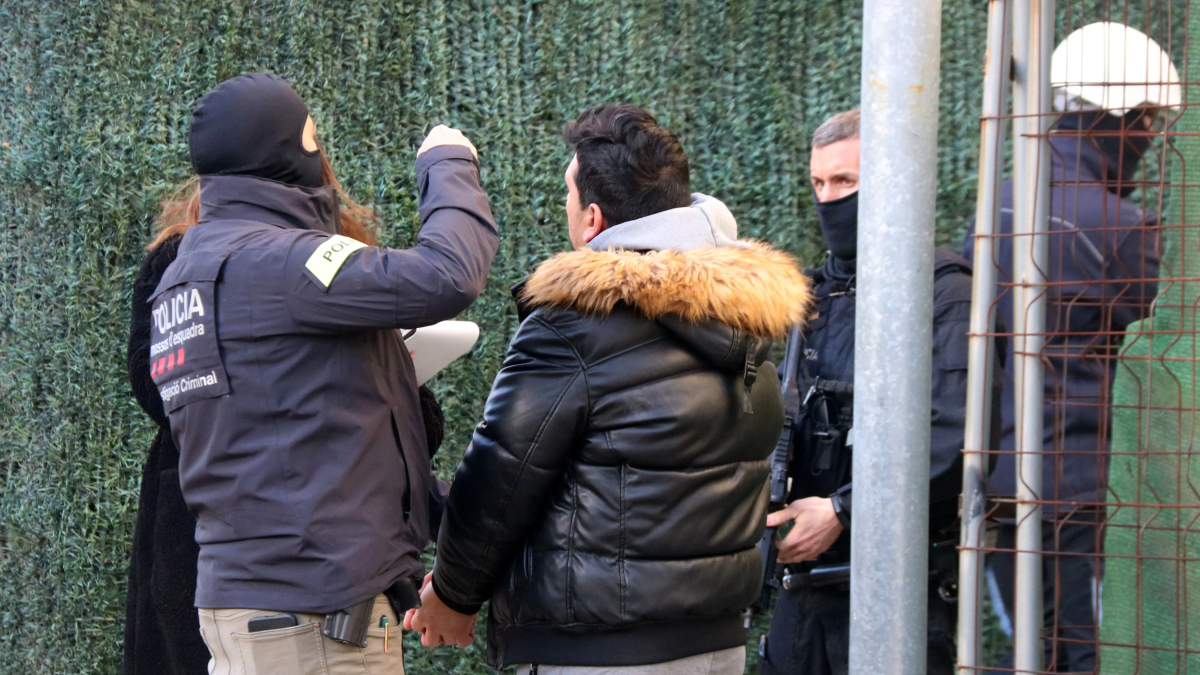 Los Mossos se llevan a un detenido en una operación antidroga en el Prat de Llobregat.