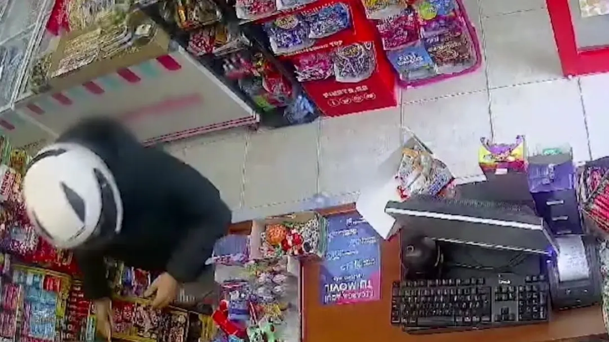 Imagen de la cámara de seguridad del supermercado de Sant Jaume dels Domenys durante el robo.