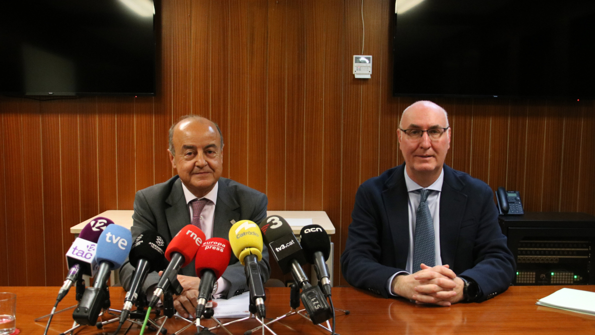 El president del TSJC, Jesús María Barrientos; i el president de l'Audiència de Tarragona, Joan Perarnau, durant la roda de premsa feta al palau de justícia.
