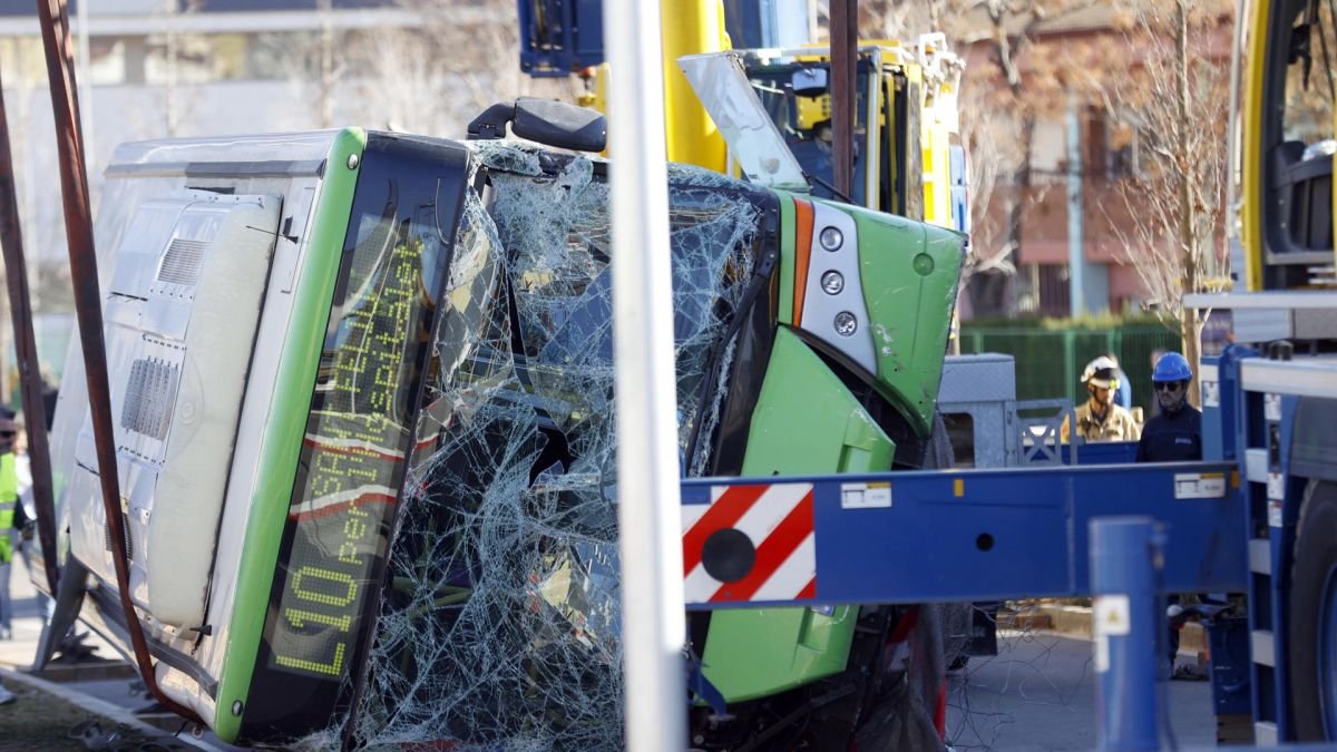 Imatge de com va quedar l'autobús.