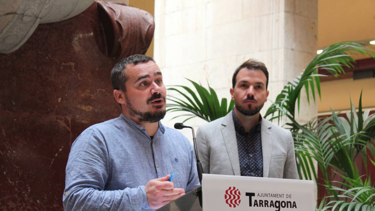 El portaveu de ECP Tarragona presentant la proposta.