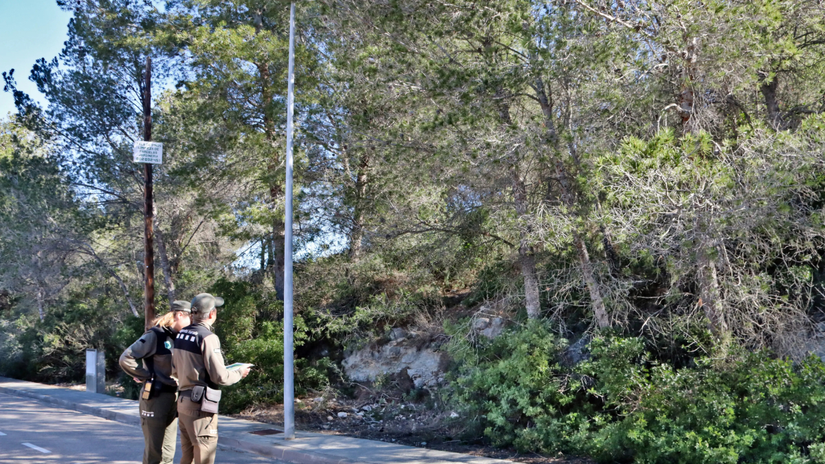Una patrulla d'Agents Rurals inspecciona l'entorn de la urbanització Mas Romeu de Calafell.