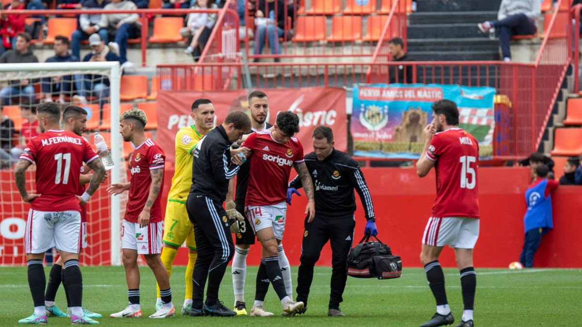 Óscar Sanz es retira del camp lesionat en el partit contra el Deportivo.