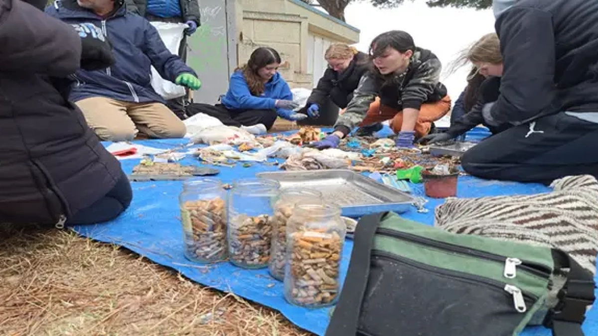 Después de la recogida, los participantes clasificaron los residuos por tipología en la playa de los Capellans.