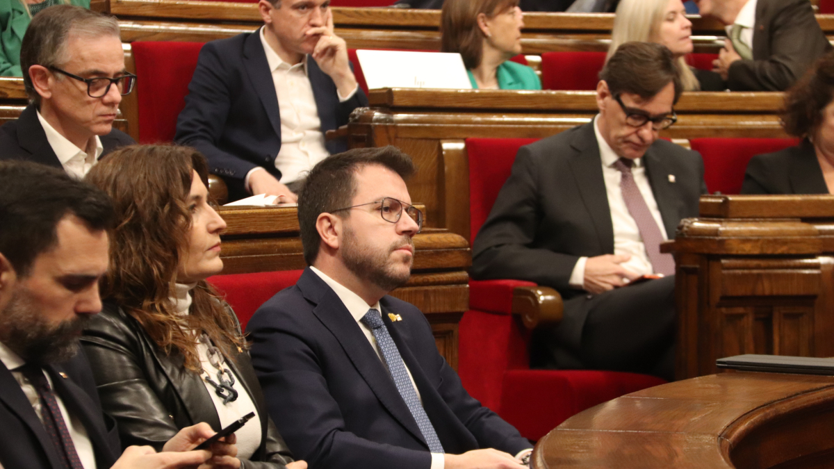 El presidente de la Generalitat, Pere Aragonès, y el líder del PSC, Salavdor Illa, al hemiciclo del Parlamento.