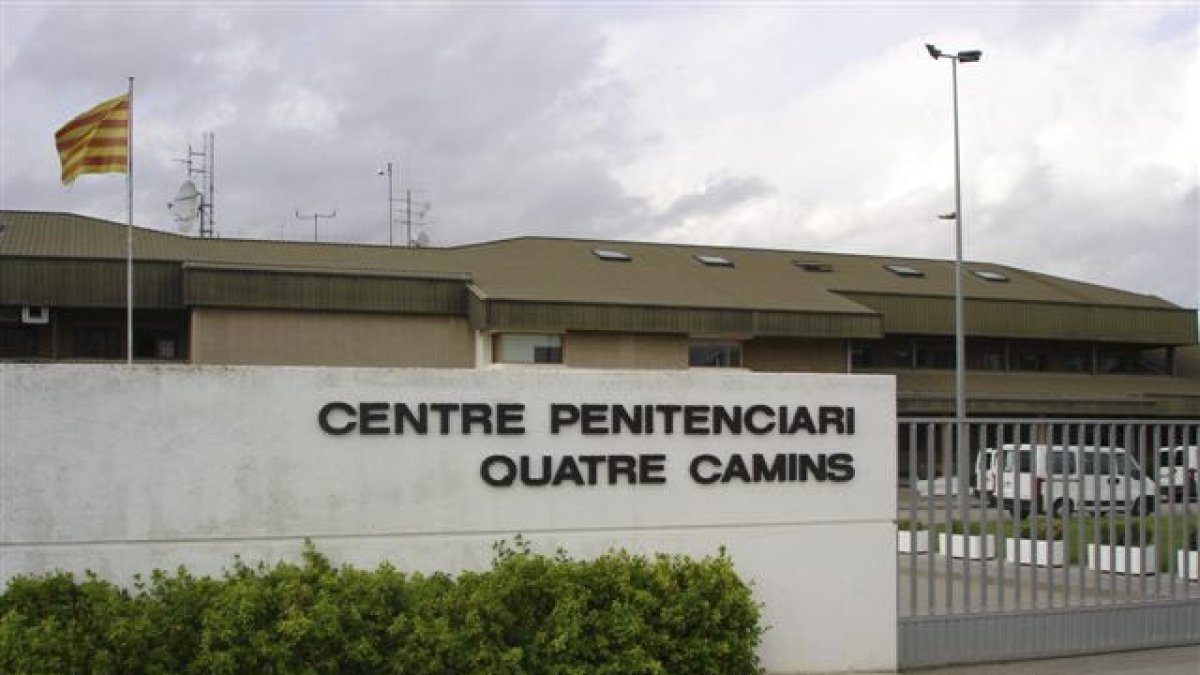 Vista exterior de l'entrada del Centre Penitenciari Quatre Camins.