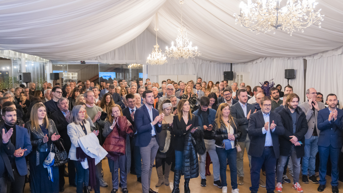 Més de 200 persones, entre personalitats del món de la política, l’empresa, la comunicació, l’ensenyament i l’esport van assistir a la celebració.