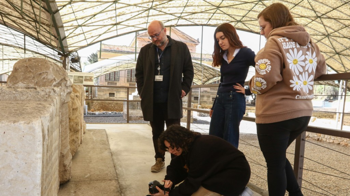 Estudiants d’Història de l’Art i Arqueologia de la URV durant el taller de fotogrametria.