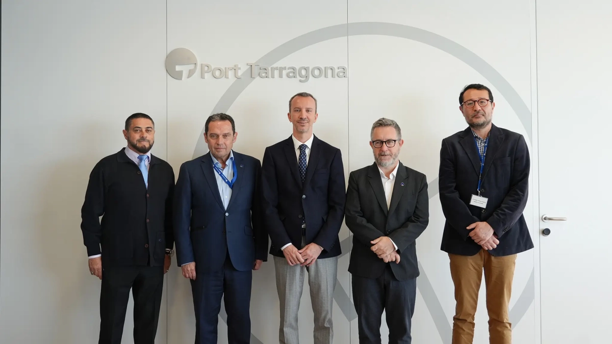 Membres de Casa Àsia amb el president del Port de Tarragona, Saül Garreta.