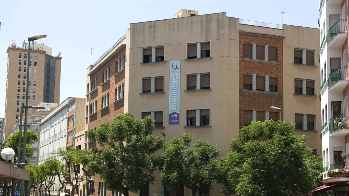 Fotografia d’arxiu de l’edifici de l’escola Sant Domènec de Guzman, ubicada al carrer Rovira i Virgili.