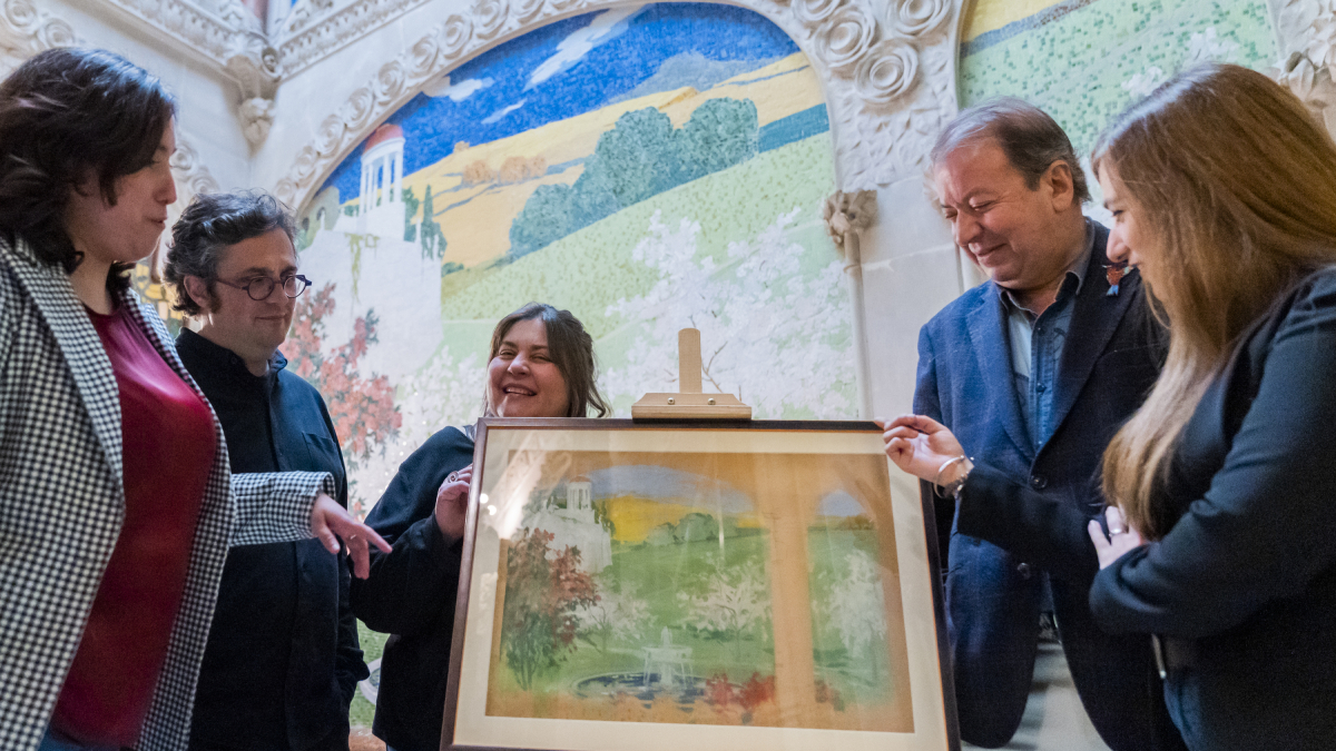 El mosaico preside la entrada en el recinto modernista de la plaza del Mercadal.
