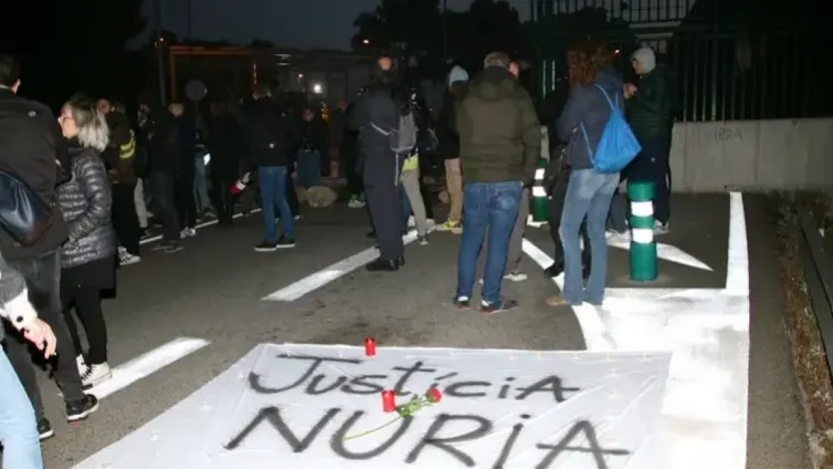 Una cartel pidiendo justicia para la victima en la protesta de los trabajadores de la prisión de Mas d'Enric.