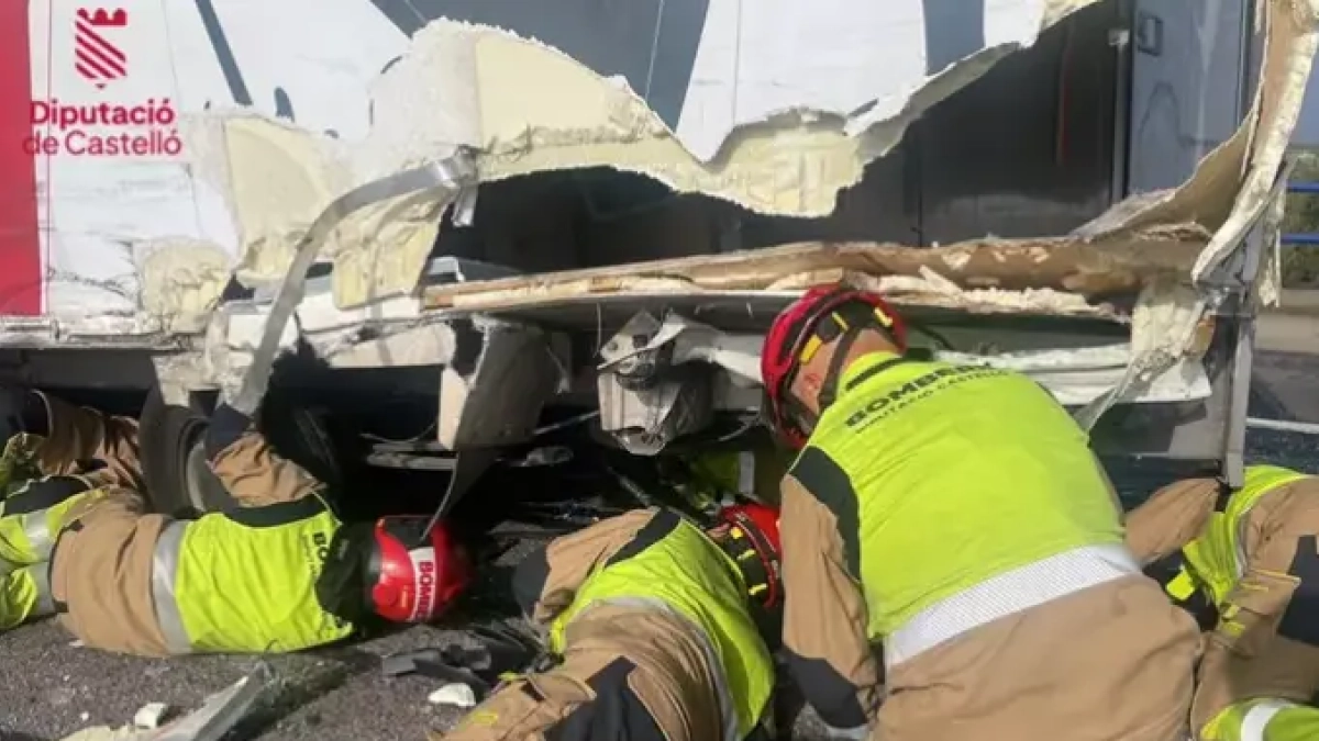 Dos bombers treballant en l'accident múltiple de l'AP-7 a Nules.