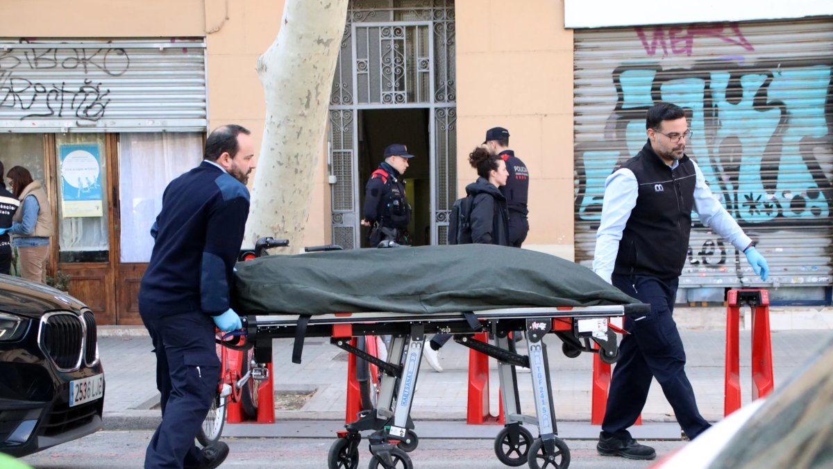 Els serveis funeraris treuen el cos del número 73 de Lope de Vega, al Poblenou.