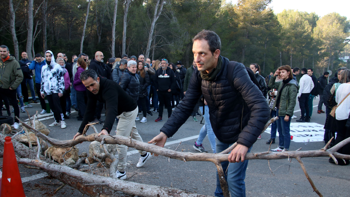 Treballadors de Mas d'Enric tallant l'accés al centre penitenciari.