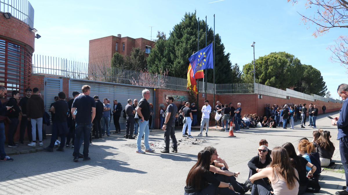 Funcionaris concentrats davant el centre penitenciari de Ponent.