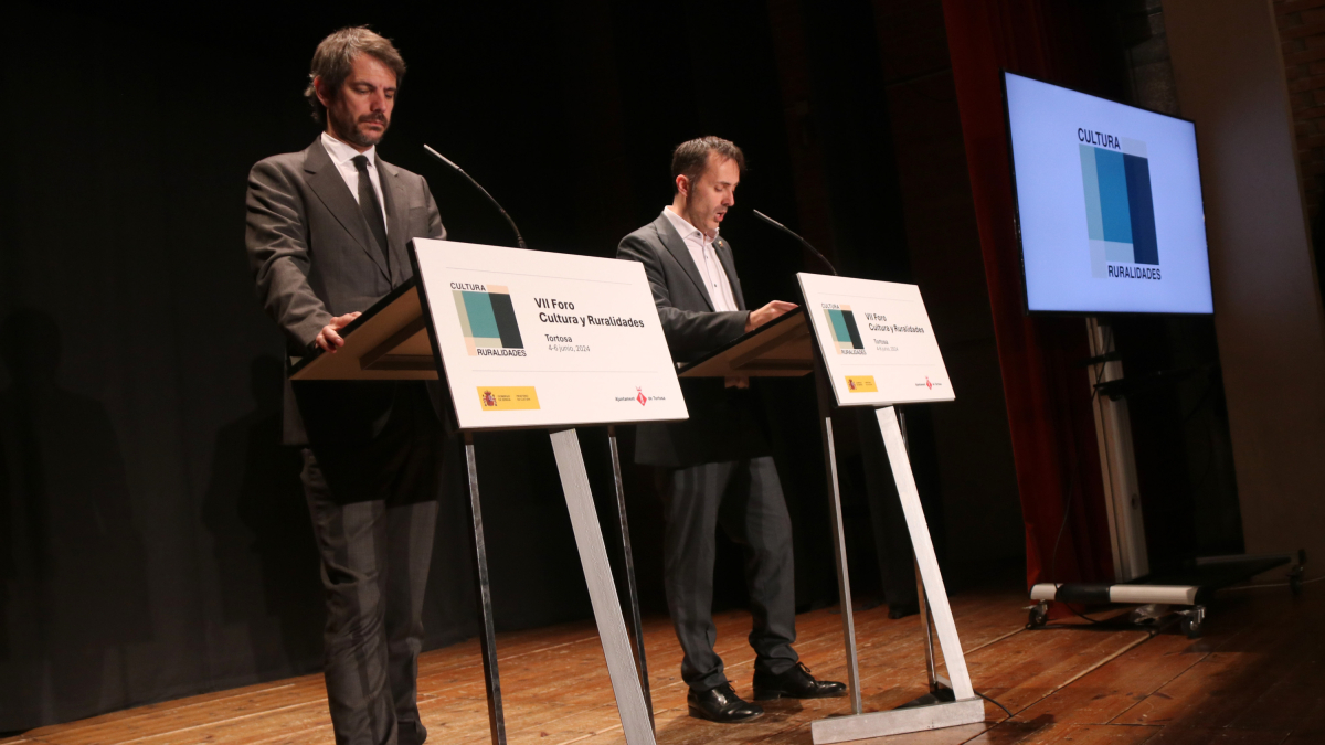 El ministre de Cultura, Ernest Urtasun, compareix amb l'alcalde de Tortosa, Jordi Jordan.