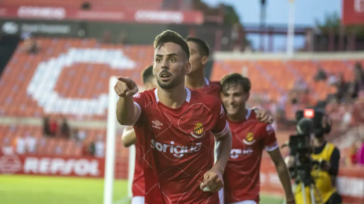 Robert Simón celebrando un gol con el Nàstic.
