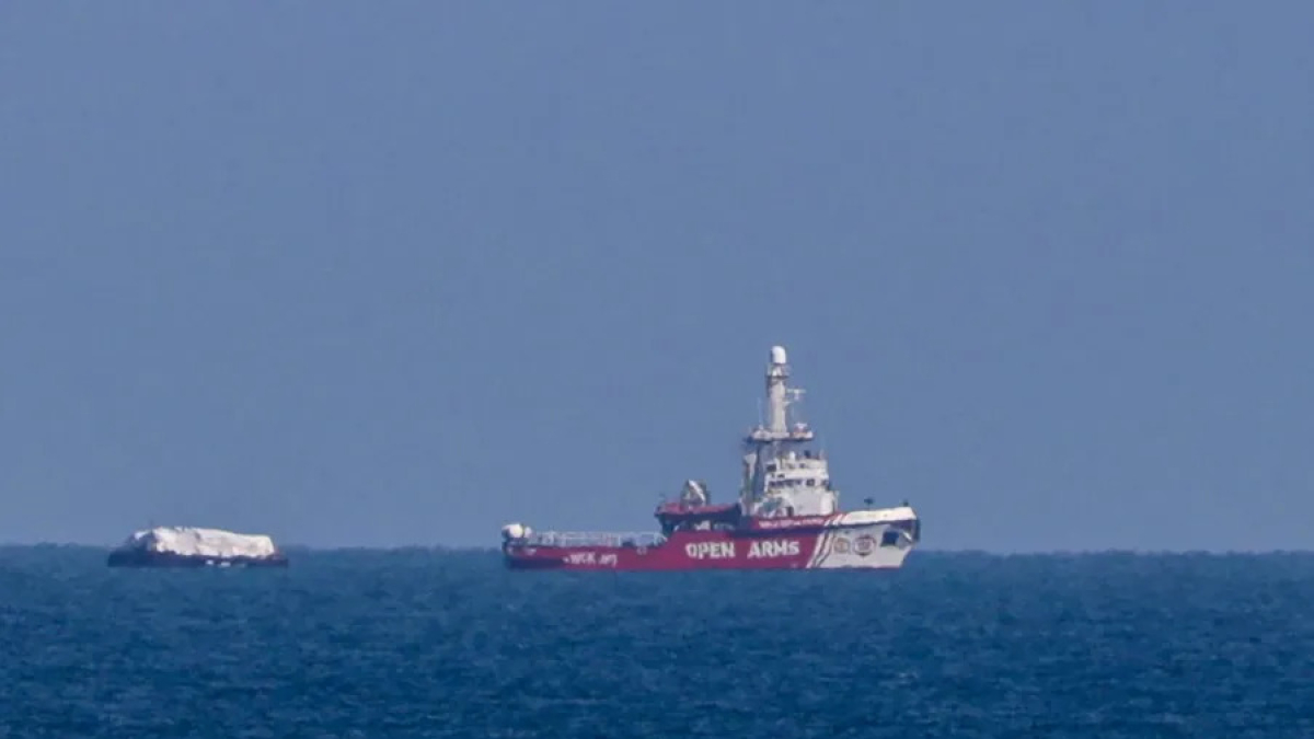El barco de Open Arms navega delante de la costa de la Franja de Gaza.