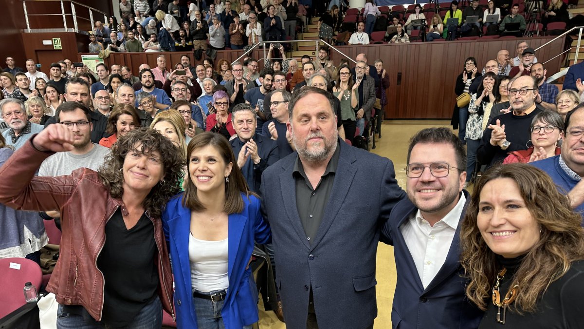 El presidente de la Generalitat, Pere Aragonès; el presidente de ERC, Oriol Junqueras; la secretaria general adjunta y portavoz de ERC, Marta Vilalta, la vicepresidenta del Gobierno, Laura Vilagrà, y la diputada de ERC en el Congreso, Teresa Jordà.