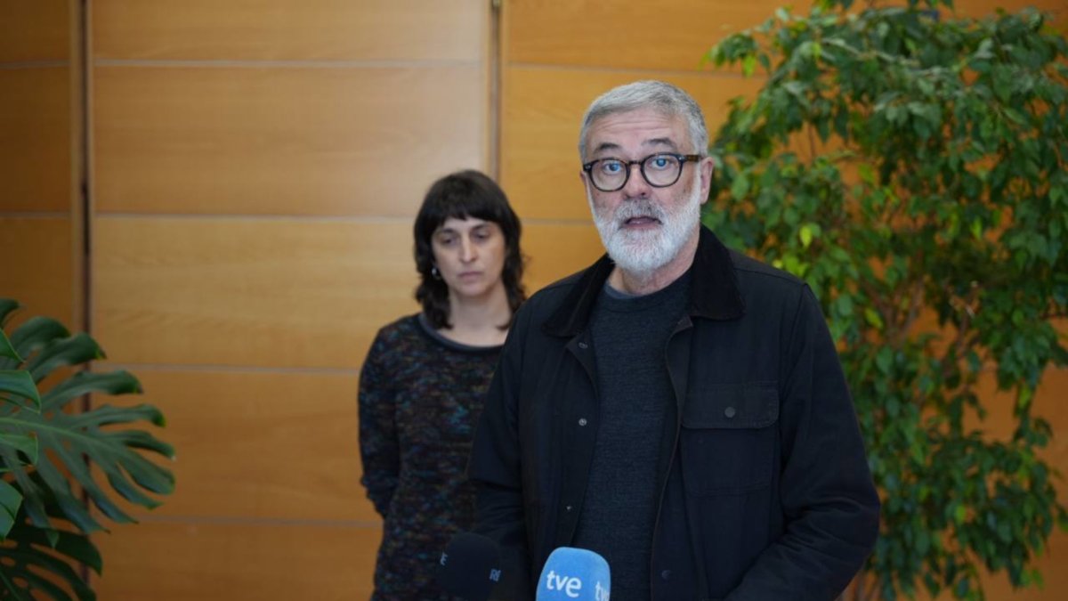 El diputado de la CUP Carles Riera y la portavoz del Secretaría Nacional, Gemma Codina, en rueda de prensa.