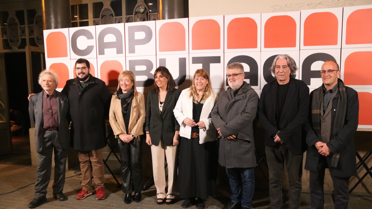 Fotografia de família amb els representants institucionals a la gala de cloenda de 'Cap Butaca Buida'.