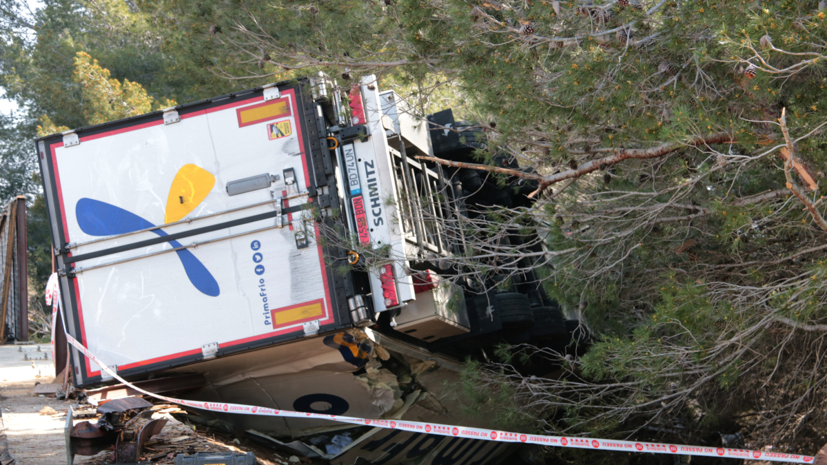 Imatge del camió accidentat a l'AP-7, al Vendrell, on ha mort una persona i tres persones han resultat ferides.