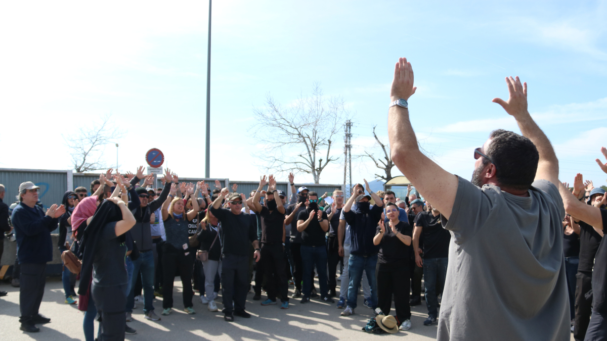 Funcionarios de Cuatro Caminos protestando.