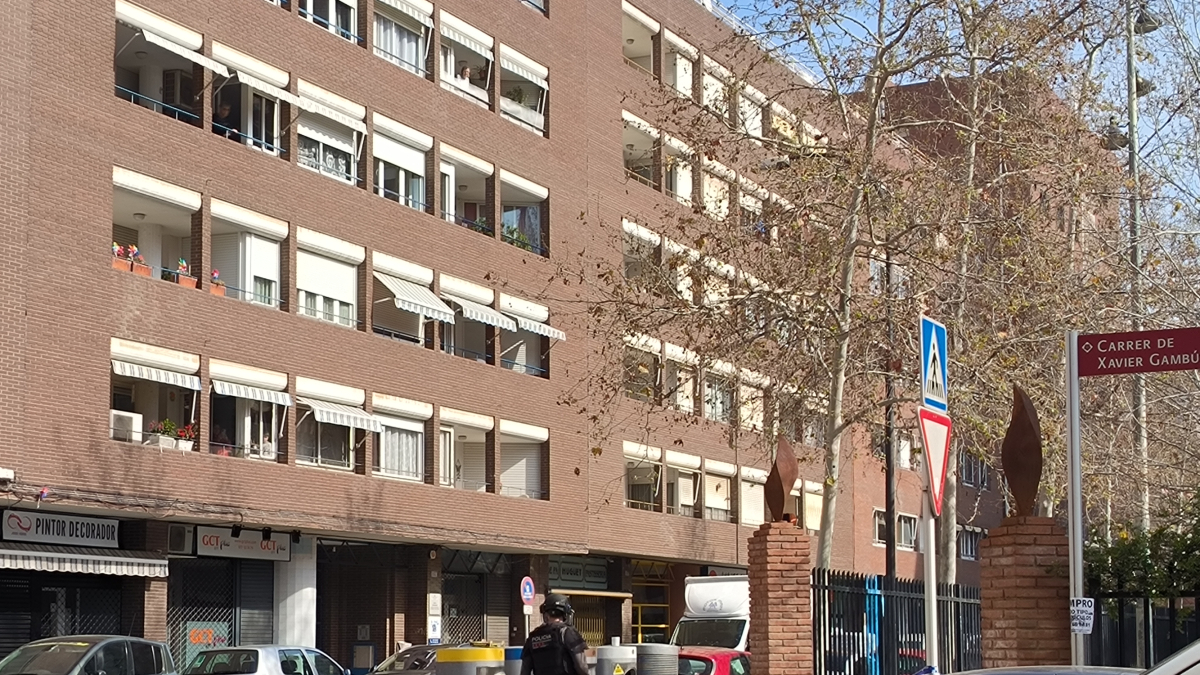 Un agent del TEDAX, anant a inspeccionar la zona al carrer de l’Alcalde Joan Bertran.